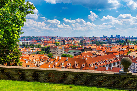 十几个摄影照片_布拉格红色屋顶和布拉格历史老城的十几个尖顶