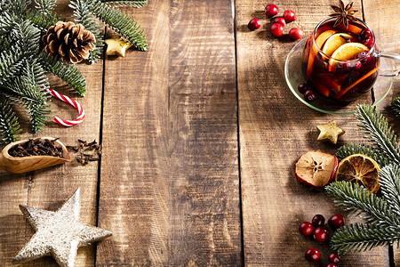 圣诞节在木质质朴的桌子上加香料的热酒。