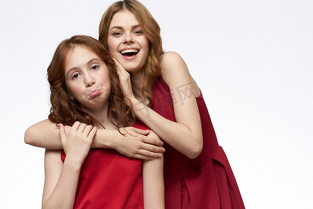 妈妈和女儿红裙子拥抱家庭欢乐友谊