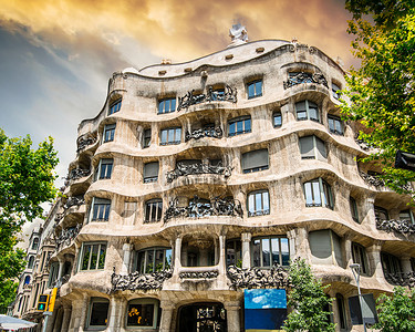 小鸟吃米卡通摄影照片_巴塞罗那美丽的米拉之家建筑