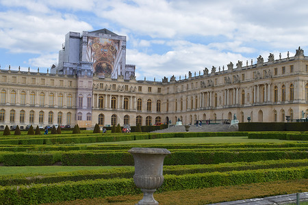 旅行艺术摄影照片_法国凡尔赛宫-2018 年 5 月 2 日：位于法国法兰西岛地区凡尔赛宫的凡尔赛宫花园