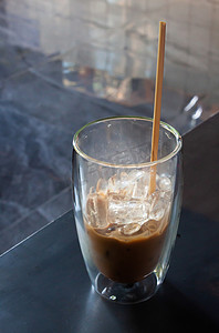 咖啡店点心摄影照片_木桌咖啡店的冰咖啡