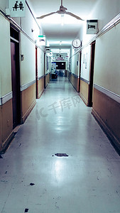 医院里空荡荡的长走廊，在走廊的尽头你可以看到上面写着：外科中心