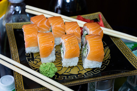 红鱼海鲜摄影照片_寿司配红鱼。
