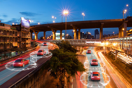 带自动传感器的智能汽车在有电线的大都市上行驶