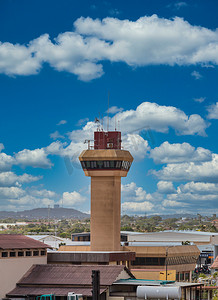 晴空下小机场的控制塔