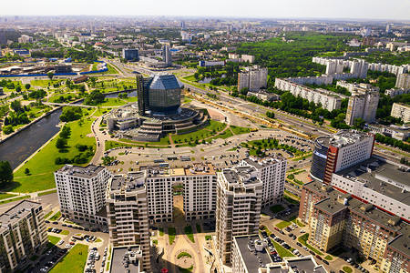 菱摄影照片_国家图书馆和明斯克一个公园的新社区的顶视图。白俄罗斯，公共建筑