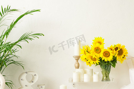 明亮房间内花瓶里桌上的向日葵花