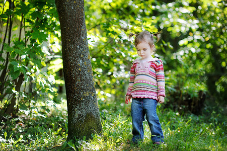 胡同小孩摄影照片_秋季公园里可爱的蹒跚学步的小孩
