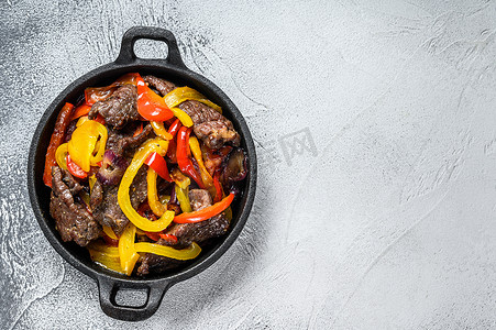 Fajitas 牛肉传统墨西哥美食在锅中。