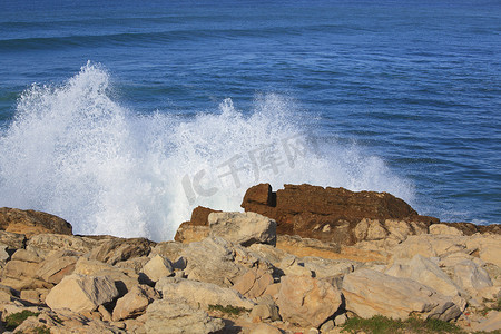 海浪冲击近海岩石