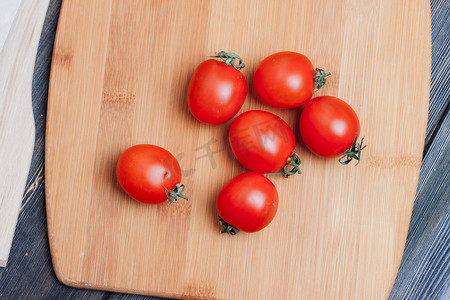 意大利面手工樱桃番茄木桌