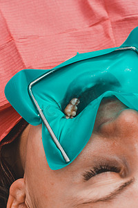 为患者安装隔离舱、现代化牙科设备、在无菌条件下进行治疗。