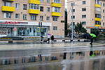 白俄罗斯，维捷布斯克 — 2020年9月10日：人行横道上的人们
