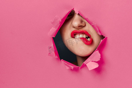 开朗的女人海报孔粉色背景和红唇