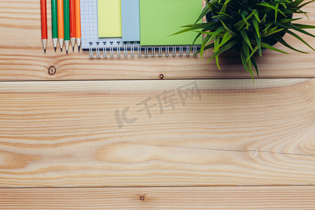 铅笔文具区摄影照片_多彩多姿的铅笔文具学校科目木桌