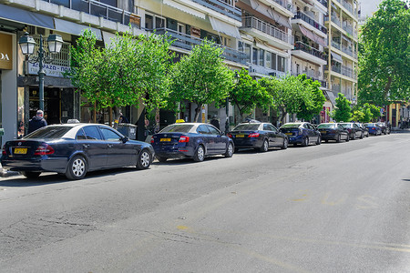 塞萨洛尼基摄影照片_希腊塞萨洛尼基在市中心没有乘客的出租车。