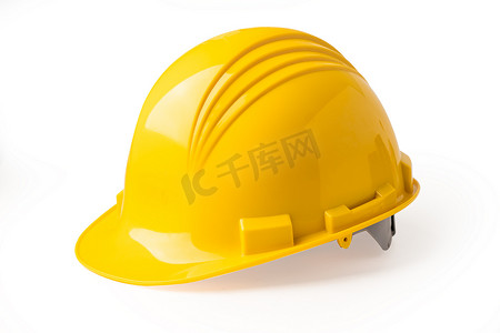 黄色建筑头盔隔离在白色背景上，带有剪切路径，工程师安全概念。