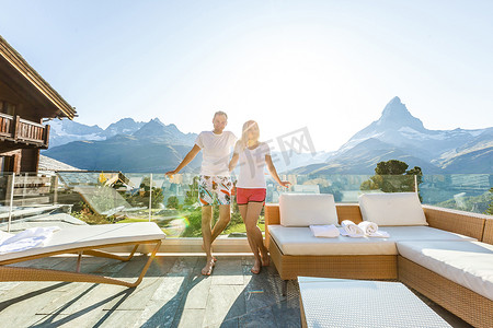 美丽的阳台，配有日光浴床和植物，可欣赏背景和蓝天的美丽山景