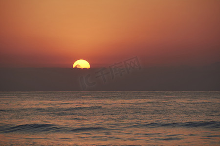 出现旅游摄影照片_海上日出，太阳出现