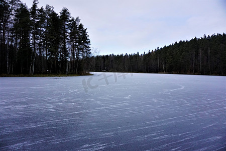 西湖水摄影照片_努克西奥国家公园阴天的冰冻湖 Haukkalampi