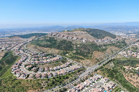 圣马科斯双峰公园周围上层中产阶级社区的鸟瞰图