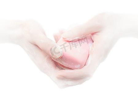 手中的泡沫摄影照片_手中的抗菌肥皂。