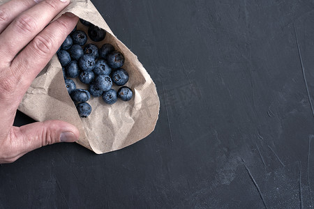 抗氧化摄影照片_用于健康饮食和营养的纸包装概念中的蓝莓抗氧化有机超级食品