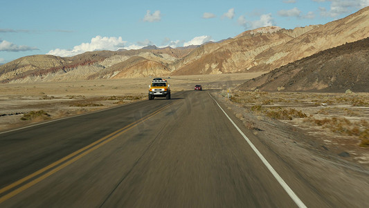 前往死亡谷的公路旅行，艺术家调色板驱动器，美国加利福尼亚州。