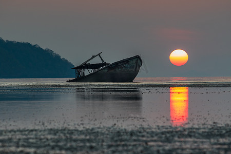 放弃沉船和太阳升起的天空在泰国南部的普吉岛
