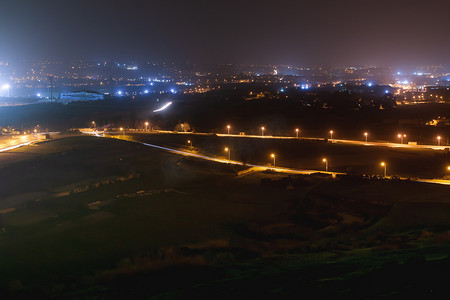 城市夜景道路摄影照片_马耳他老首都姆迪纳周围照明道路和场地的夜景全景。