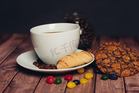 一杯咖啡摄影照片_脆饼干一杯咖啡早餐吃甜食