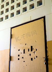 教室背景墙摄影照片_旧教室门上的破洞被锁上了