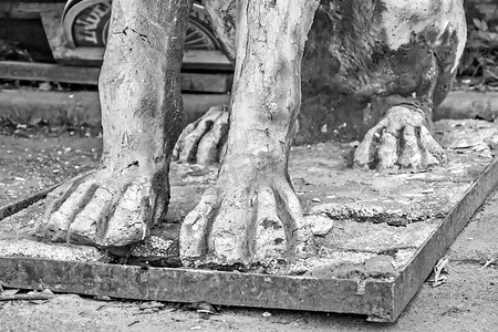 黑白动物爪子的旧雕像