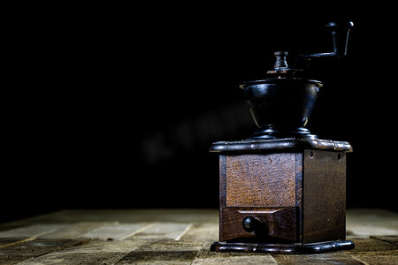 旧式时尚研磨机，用于在旧木t上研磨美味咖啡