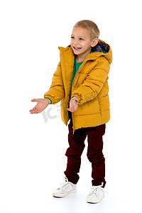 穿着冬季夹克玩得开心的可爱男孩