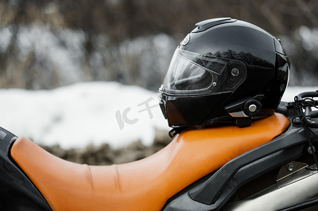 宇智波带土摄影照片_关闭了带头盔的摩托车。