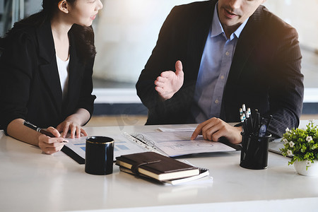 咨询时，男性顾问指出公司财务文件来重组女性企业家的盈利能力。