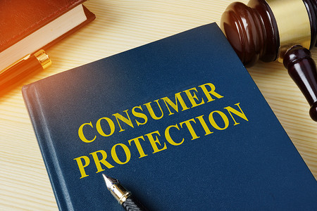 关于消费者保护的书和法庭上的木槌。