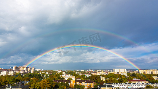 俄罗斯双小镇摄影照片_俄罗斯度假城市阿纳帕屋顶上空出现双彩虹