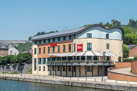 宜必思酒店位于比利时迪南的默兹河沿岸。