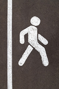 安全条纹摄影照片_灰色城市沥青路上垂直条纹的白色步行人路牌