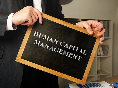 人力资本管理 HCM 写在黑板上。
