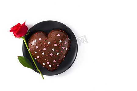 红玫瑰蛋糕摄影照片_情人节的心形蛋糕和红玫瑰