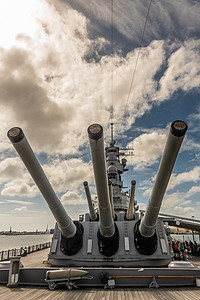 在 USS 密苏里号船头的大炮在珍珠港，瓦胡岛，夏威夷， U