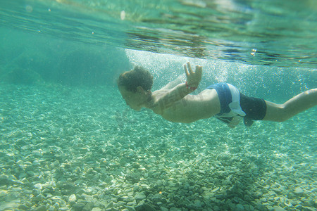 汇总表摄影照片_男孩在水下游泳