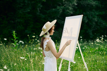 大自然中穿白裙的女人描绘了一幅风景爱好的图画
