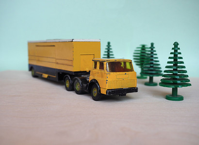 黄色玩具卡车