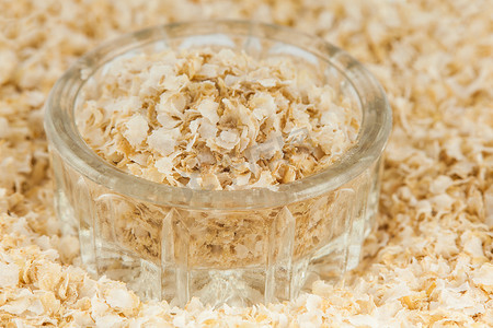 将藜麦片放入小玻璃容器中（Chenopodium quinoa）