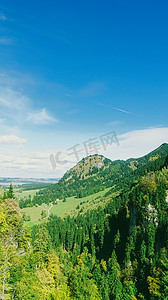 欧洲阿尔卑斯山的美丽自然、春季高山、湖泊和村庄的景观、旅游和目的地
